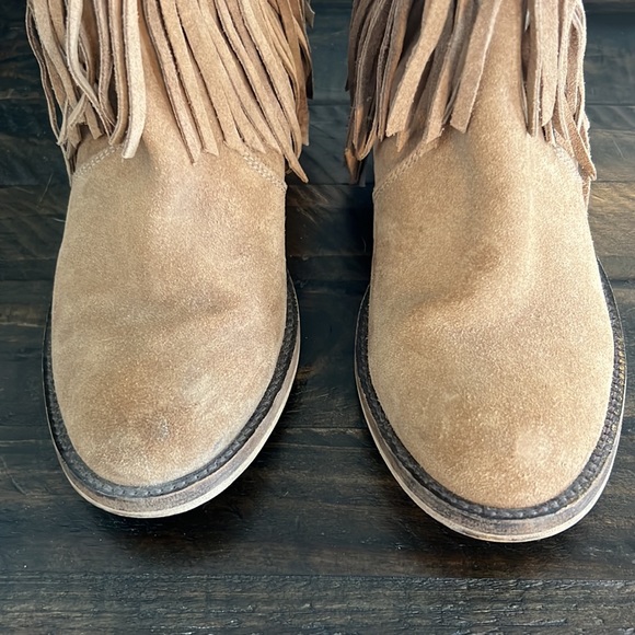 Dingo ankle boots with side zipper in tan suede. Gently worn. Size 7.5 - Picture 5 of 5